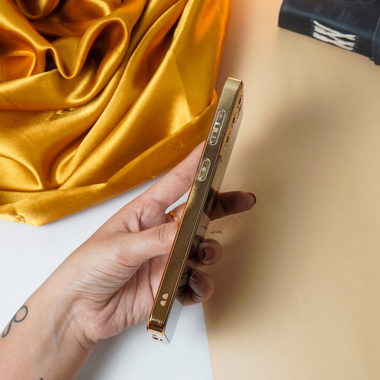 (Buy 1 Get 1 Free) Lion Pattern Electroplating Glass Case - Samsung